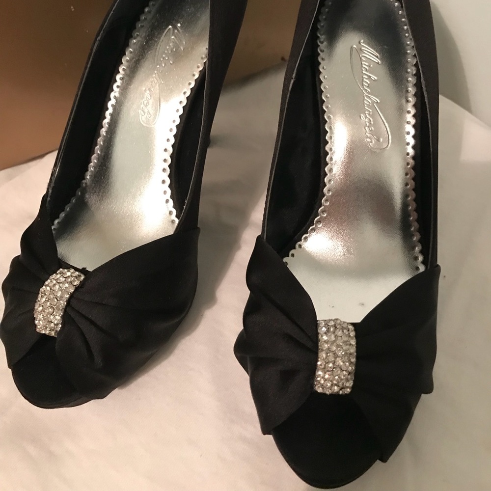 Michael Angelo size 7.5 black fabric shoes.